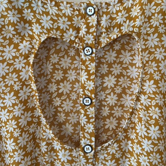 Floral 3/4 sleeves blouse Back heart cutout Size Smalll - Picture 7 of 7